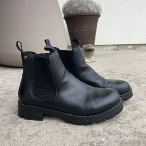 Boots - Säljer dessa bootsen eftersom de är försmå. Använda sparsamt och finns inga defekter. Pris går att diskutera! Skriv vid frågor! 💓💓