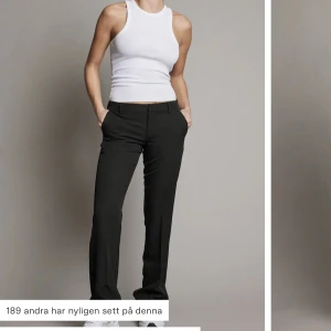 Kostymbyxor  - Säljer ett par jätte snygga lågmidjade kostymbyxor från bikbok, säljer dom då dom är lite för stora för mig. Inte använda så jätte mycket så ändå bra skick❤️fråga om bilder 