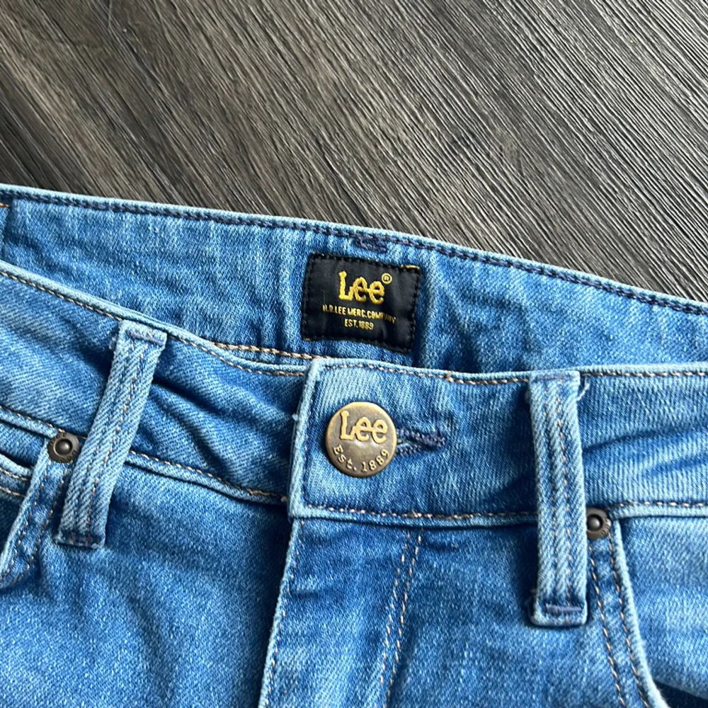 Säljer dessa jättefina jeans från Lee då dom tyvär är lite korta på mig som är 168. Skriv privat för fler bilder. Frakt ingår inte i priset.. Jeans & Byxor.