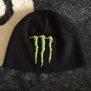 Monster Energy mössa - ett stygn på loggan e lite löst (syns på första bilden) men annars en baller mössa till grishiga hemlösa outfits 🏡🚫⁉️⁉️