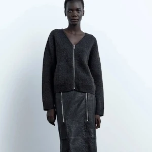 Stickad bomberjacka zara - Super fin slutsåld bomberjacka/kofta från zara, nyskick❤️