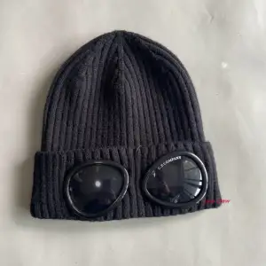 New, never worn with tag. Bought a couple of weeks ago for a friend but he already has a lv hat so he doesn’t like it.