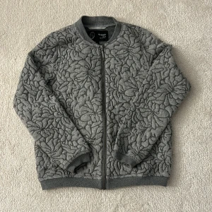 Vår jacka  - Grå vårjacka med coola mönster!!🥰