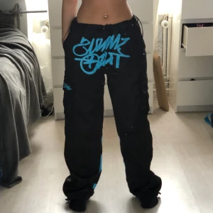 Minus Two Cargos - ej äkta men snygga, storlek S/M då man kan ändra storleken. Aldrig använt.