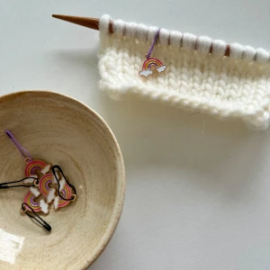 Maskmarkör  - 1st - 15kr 5st - 50kr Maskmarkörer används för att tex markera ökningar och minskningar samt markera vert varvet börjar vis stickning eööer virkning🧶🌈