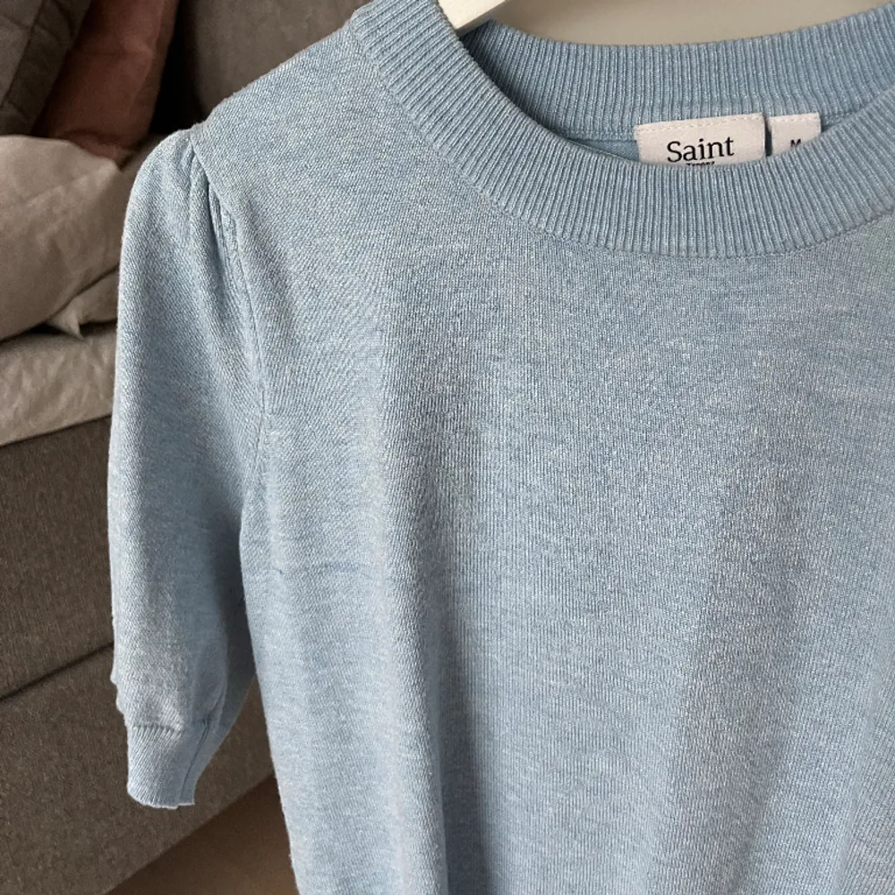Säljer denna superfina ljusblåa finstickade t-shirten. Den har lite puffärm och är i storlek M men rätt liten i storleken så passar även för S. Märket saint tropez🩵🩵. Yläosat.