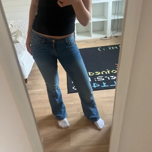 Hm jeans - Säljer slutsålda  Low waist bootcut jeans från hm, sååå sköna! Storlek 36 men passar mellan 32-36 då de formar sig fint till korppen