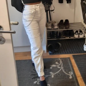 Vita cargos - Vita cargobyxor i jeansmaterial. Lite smutsig på insidan vid lappen (bild 3) men går att gnugga bort med medel om man vill. OBS kedjan tillhör EJ. Jag är 155cm.