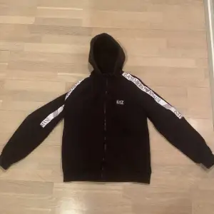 Riktigt snygg EA7 Zip hoodie i storlek S passar även XS. Skick : 8/10 knappast använd och inga defekter alls! Nypris 1500kr!