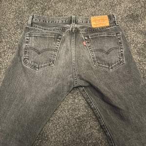 Ett par Levis 501 jeans med snygg tvätt.  Skick 9/10 W 30  L 30