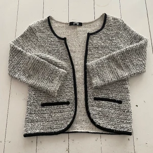 Kofta - Söt trendig kofta från bikbok, trekvartsärmad då armarna är lite korta.  Passar xs/s💕