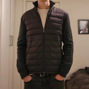 Moncler cardigan  - Säljer en grå moncler cardigan i storlek Xl. Skick 8/10 Pris går att diskuteras!