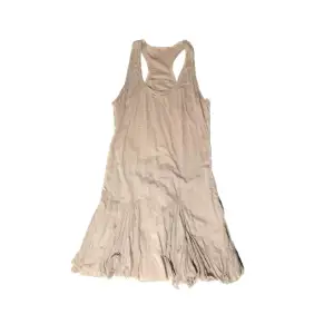 Super söt klänning med puff kjol och nice pärm detaljer 💋 hör av dig om du har några frågor ‼️