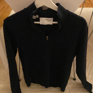Tröja mörkblå halfzip  - Small, mörkblå i fint skick. 
