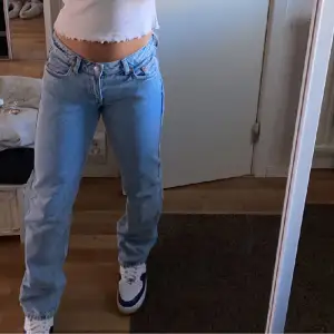 Perfekta lågmidjade jeans från Weekday, ljusblå, men kommer tyvärr inte till användning💗 sparsamt använda så är som nya Strl 26 i midja och 32 i längden 