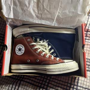 Helt nya Converse i stl 41.5, true to size i Chuck 70 Hi. Nypriset låg på 1000kr, säljes på grund av att de inte passade. Väldigt y2k och vintage stil på dem. Skriv gärna vid fler frågor ❤️