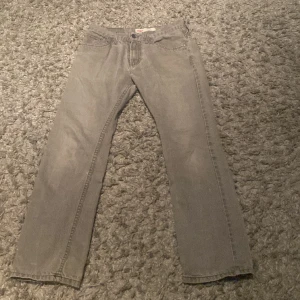 Levis 511 slim gray - Lite slitna längst ner men övrigt bra