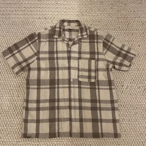 Skjorta kortärmad  - Brun beige kortärmad skjorta Bra skick i storlek L