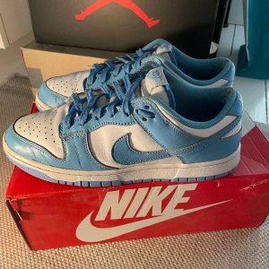 Nike dunk unc - Tja, säljer ett par Nike dunk unc  Storlek 42,5 Ganska slitna Pris 999kr (steal) Säljer billigt pga behöver rensa lite Önskas fler bilder eller om ni bara har frågor så tveka inte att skriva  Tack 🙏