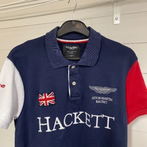 Hackett Anton Martin Racing - Tuff pikétröja i bra skick.  Frakt tillkommer.