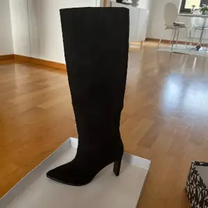 Svarta boots från tiamo, använda cirka 4 gånger. Storlek 38