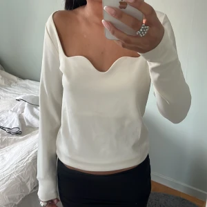 Topp - En beige vit topp som jag aldrig använt då den är för stor!