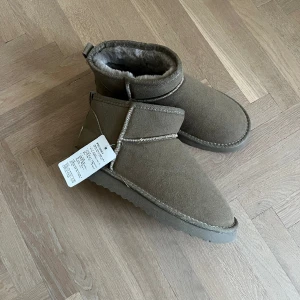 ”Uggs” - Helt nya vinterskor som liknar uggs. Bra att veta är att de inte blir skadade av vatten som riktiga uggs blir!  Jag köpte i två storlekar men kunde inte returnera den ena. Storlek 42 men är små i storleken så passar även strl 40/41!