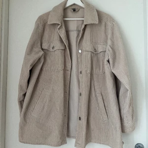 En oversized jacka - En fin beige oversized jacka från h&m. Knappt använd så i fint skick. 