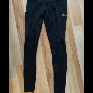 Ridbyxor  - Ridbyxor/leggings från zaczess nästan aldrig använda! De passar även mig som vanligt har S, skriv om du har några frågor!