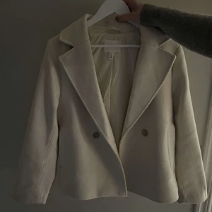 Vit kappa - En helt oanvänd kappa som jag säljer.