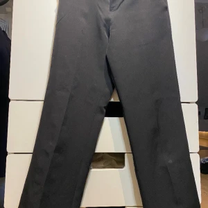 Kostymbyxor  - I storlek 140 från Lindex. Nypris ungefär 350 tror jag. De har en brän märke under knät på framsidan efter att man ramlat. Pris går alltid att diskutera☺️