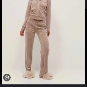 Beige Juicy couture sett - Vill sälja mitt begie juicy sett på grud av att det inte kommer till nån användning. De har inga skador eller nåt liknade, pris kan diskuteras privat. Om du vill ha fler bilder skriv privat så skickar jag.