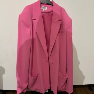 Rosa kavaj från nakd - Super fin kavaj från nakd. Använd en gång och den är i bra kvalite! Har den i storlek 42 så den är oversized 