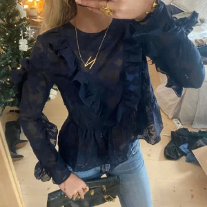 Topp - SUPER SNYGG!! ❌❌OBS den är svart!!❣️❣️❤️💓tryck gärna köp nu!