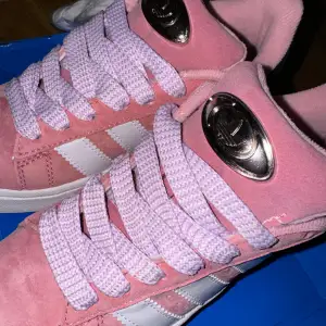 Helt nya och oanvända adidas campus 00s i färgen rosa. Har aldrig använt dem, råkade beställa i fel storlek därför säljer jag dem. Skriv privat för mer info💞