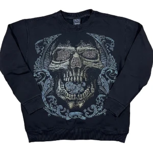 Sweatshirt  - Svart tröja med dödskalletryck och rhinestones, grymt skick! Storlek M, ställ gärna frågor 😊