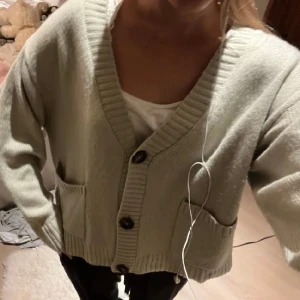 Stickad kofta - Jättemysig kofta från hm i bra skick (Lånad bild)