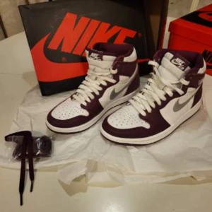 Jordan 1 Retro High OG ‘Bordeaux’ - Har samlat på mig flertal jordans men använde aldrig dessa förutom två gånger i somras sen så har dem bara legat men dem är i skick som helt nya. Köpte dem för 2799kr men säljer dem endast för se pris nedan.