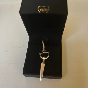 Bitten Earring - Säljer mitt väl använda Bitten Earring från Maria Nilsdotter i silver. Finns inga tydliga defekter. Är öppen för prisförslag💞