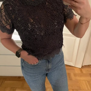Blus spets - Grå/svart spets-blus från Zara! Storlek M men passar en S också.