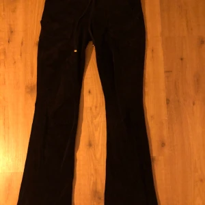 Juicy couture  - Vintage juicy byxor från usa. De är verkligen i superbra skicka då de bara är använda en gång. Jag själv är 173 och de sitter perfekt i längden. Köparen står för frakt❤️