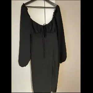 En svart långärmad klänning med slit vid låret. Köpt på Nelly, använd 1 gång. Säljer pga den har blivit för stor.