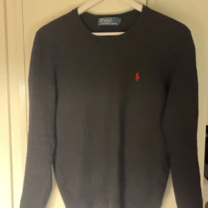 Ralph Lauren Pullover - Säljer en riktigt snygg Ralph Lauren Pullover i 100% merinoull. Riktigt bra skick och skön tröja. Nypris 2199. Kontakta mig om du har några frågor🙌🏻