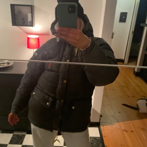 Fjällräven jacka - Intressekoll på min fjällräven jacka. Färgen heter Basalt typ. Små Defekter finns då jag haft jackan länge men annars fint skick. Storlek XXS men passar nog XS-M/L då den är väldigt stor i storleken.