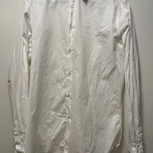 Vit skjorta - Sparsamt använd vit skjorta från Lager 157. 