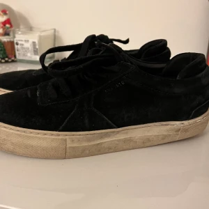 Arigato skor  - Använda Arigato skor, svart mocka. Smutsiga därav priset.  Nypris 2300kr  