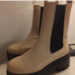 Boots  - Säljer dessa beiga boots ifrån hm, aldrig använda. Köparen står för frakten 