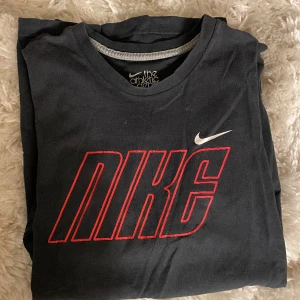 Vintage Nike T-Shirt - Kommer inte till användning.  Köpt på second hand. Har två små hål skriv för mer information☺️
