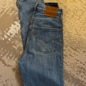 Oanvända Levis jeans i modellen 70’s high slim straight. Storlek W25 L31 