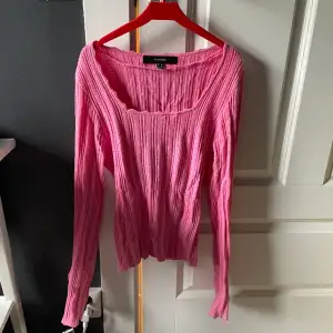 Säljer denna fina rosa stickade tröja från vero Moda då den inte kommer till användning. Endast använd 2 gånger så inga defekter. Säljer för 250kr+frakt🌸